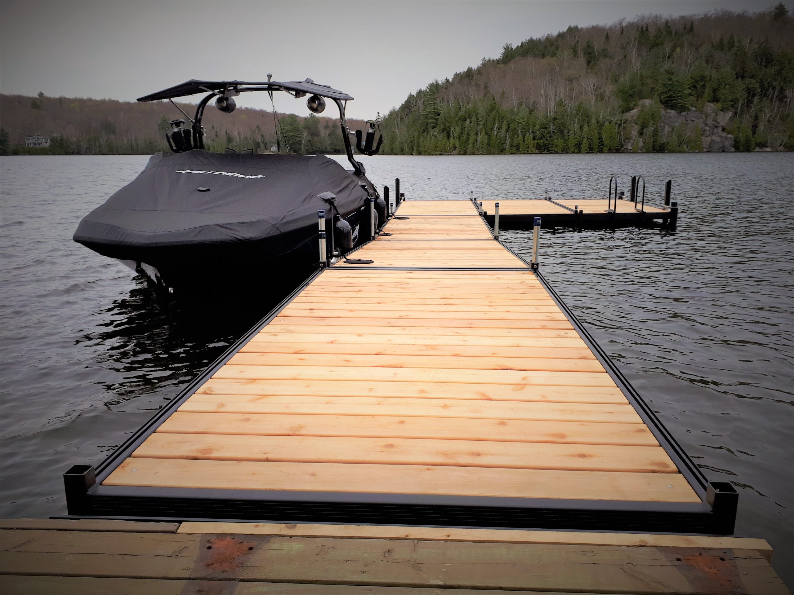 Quai flottant custom noir cedre floating dock cedar